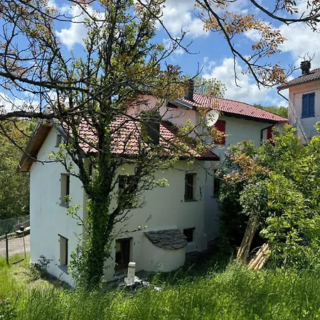 Casetta Dalle Finestre Rosse Daire Bedonia