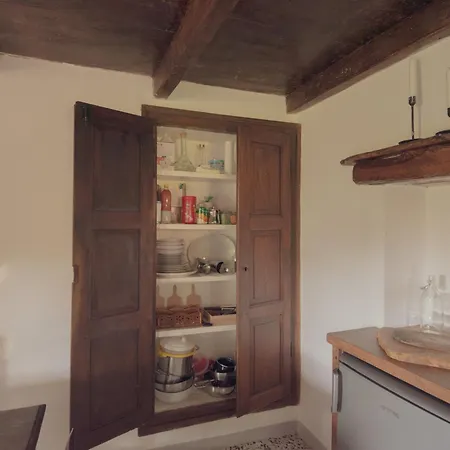 Casetta Dalle Finestre Rosse